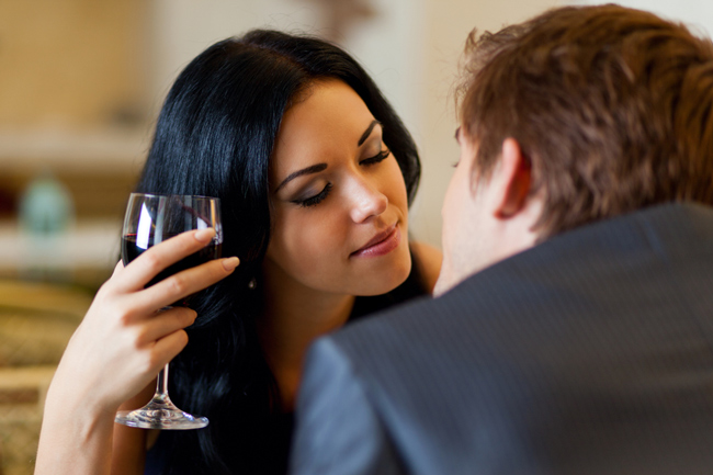 【心理テスト】酔ったら別人!?　お酒の席での「男欲しがり度」を診断！