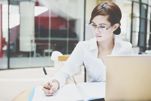 12星座【仕事がデキる】ランキング　双子座は器用の複数の仕事を同時進行！