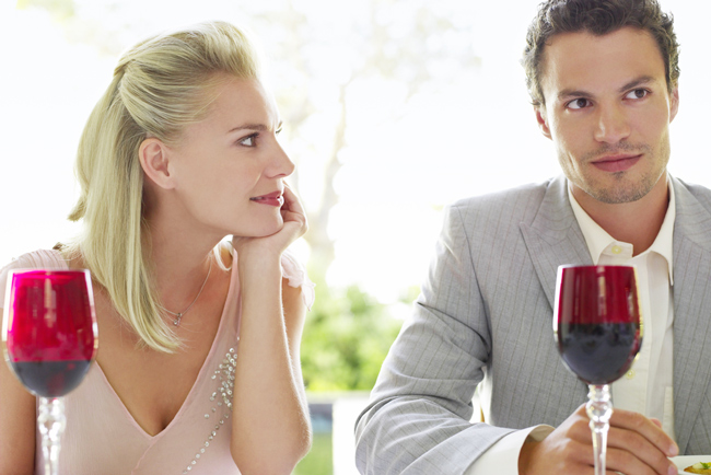 視線だけで相手をオトすテクニック4選　3秒見つめたら視線をそらす！