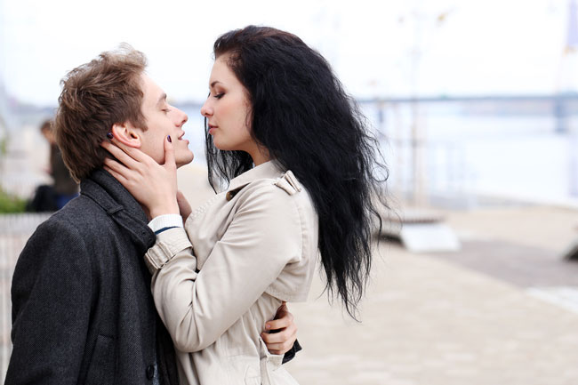 告白するなら夕方～夜が狙い目！　告白成功率を上げるタイミングテクニック4つ