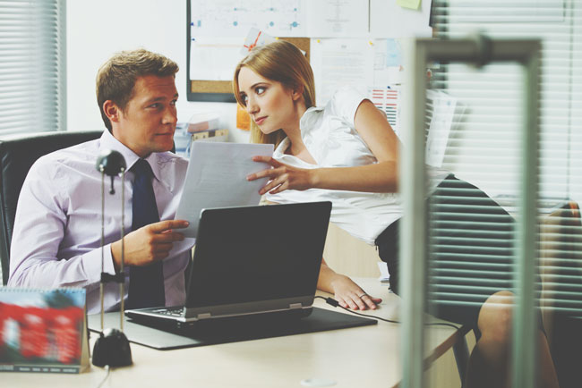 12星座【社内恋愛】あるある　蟹座は人前でベタベタ、天秤座はこっそりイチャつく！