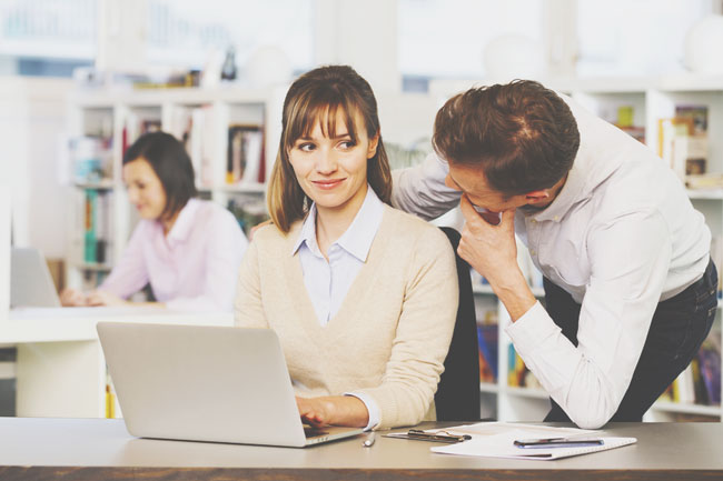 社内恋愛の脈ありサイン4つ　悩みごとを打ち明けてきたら距離を縮めたいサイン！