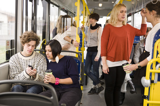 【心理テスト】バスの座り位置でわかる、あなたがコロリと落ちてしまう男性のタイプ