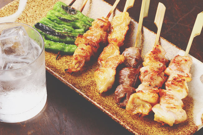 【心理テスト】焼き鳥の食べ方でわかるぴったりの婚活法　最初に箸で外すタイプ？