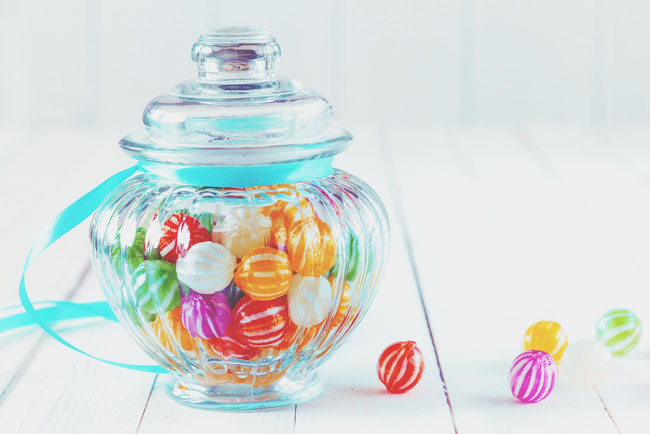 【心理テスト】赤、黄、白、緑……選んだアメ玉の色でわかる、異性を悩殺するチャームポイント