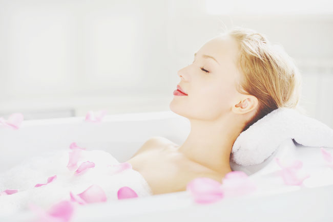 【場所×方位で開運風水】南東のバスルームは恋愛運アップ！　小花柄にアイテムを取り入れて