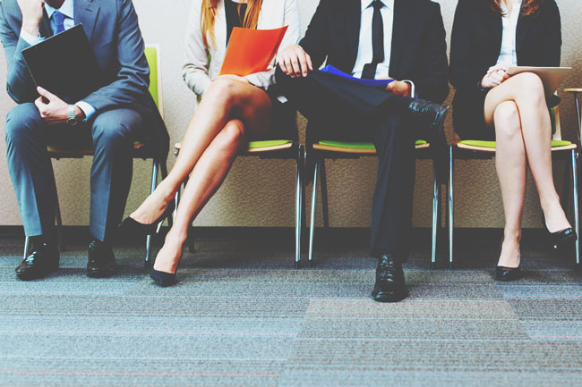 足のしぐさでわかる相手の気持ち　つま先が自分のほうを向いていたら好きのサイン！