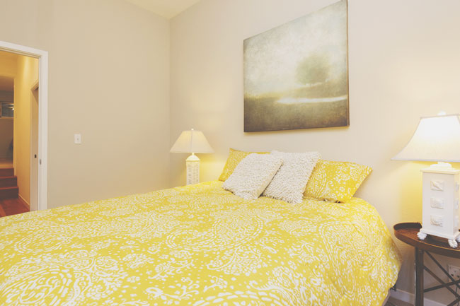 【場所×方位で開運風水】西の寝室の金運アップには高級寝具が効果的！