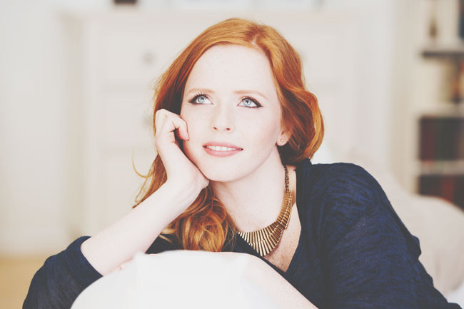 手の癖でわかる引き寄せやすい男性のタイプ　頬づえをよくする人は癒やし系の男性！