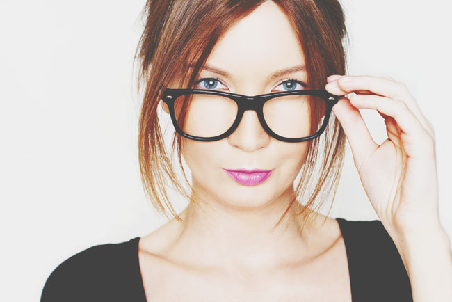 丸いメガネは年下男性にモテる！　恋の出会いを招くメガネの選び方
