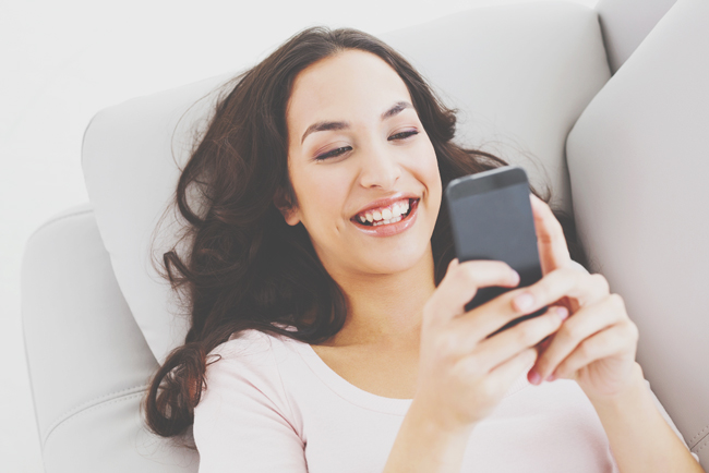 12星座【休日SNS】あるある　蠍座は昔の恋人を検索、魚座は暇をアピール！