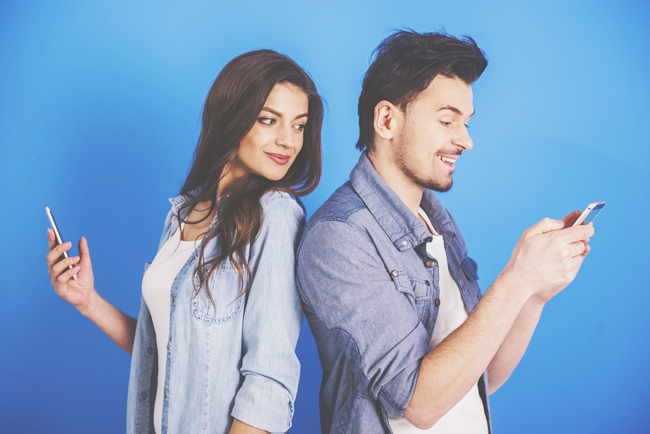 12星座【恋人のスマホ見たい】ランキング　双子座は好奇心に負けてつい！