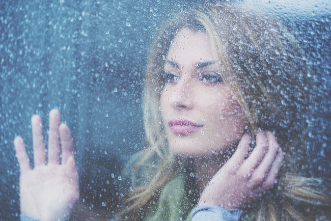 12星座【ジメジメ】ランキング　魚座は感情を泣いて表現するのが湿っぽい！