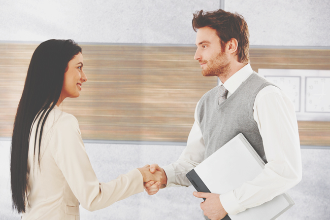 握手×脚の組み方でわかる恋の攻略法　握手が力強い男性は積極的にアプローチして正解！