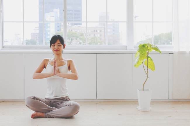 【お掃除風水】床掃除で運気のベース運アップ！　本やカバンの直置きは悪影響