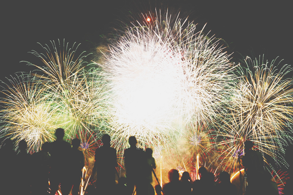 12星座【花火大会】あるある　蟹座は花火より夜店、水瓶座はSNSで実況中継！