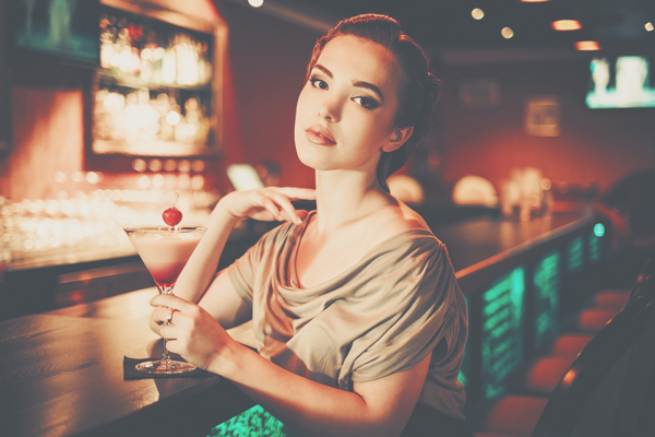 12星座【1人飲み似合う】ランキング　蠍座はシックなバーで物思いにふける