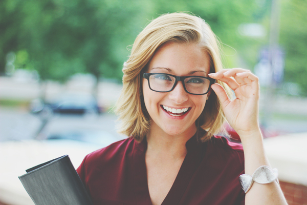 メガネの上げ方で性格判断　真ん中を一本指で上げる人は恋愛が苦手!?