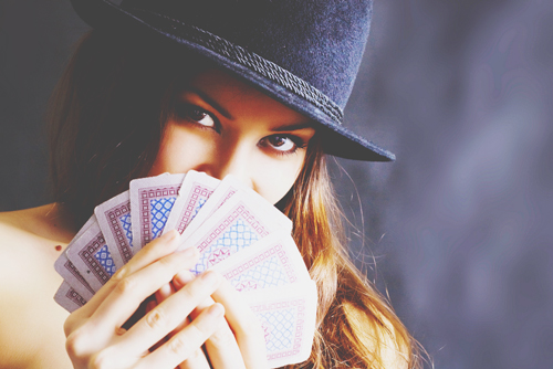 10の質問でわかる【ポーカーフェイス度】イライラ感情、うまく隠している？