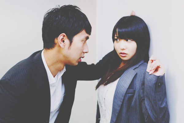 12星座【壁ドン男子】ランキング　獅子座男性は上から目線のセリフとともにドンッ!!