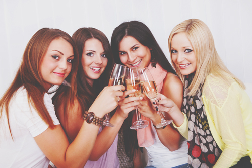 12星座【女子会好き】ランキング　水瓶座は「したい！」と思ったその日にセッティング！