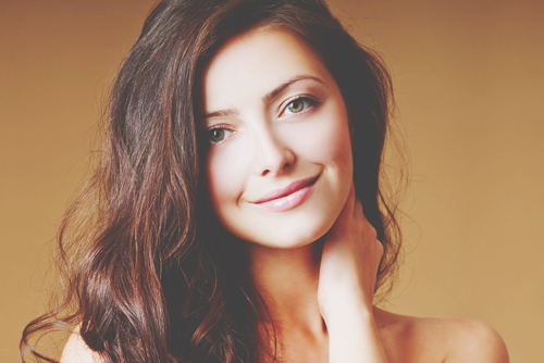 髪の触り方があらわす心理的意味　よく髪をかき上げる人は注目されたい！