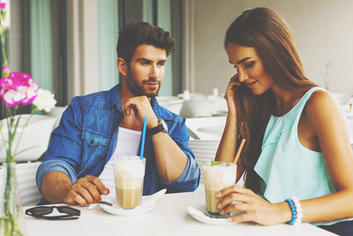 好きな相手を操るポイント4つ　手に相槌を打って会話のイニシアティブを握る！