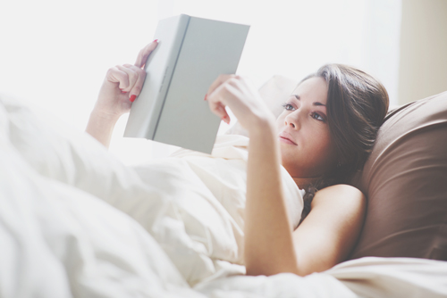 【心理テスト】眠れない夜に読みたい本でわかる、恋が始まらない理由