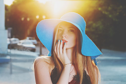 【カラータロット】11月のラッキーカラーは「水色」　デートは水色の帽子で！