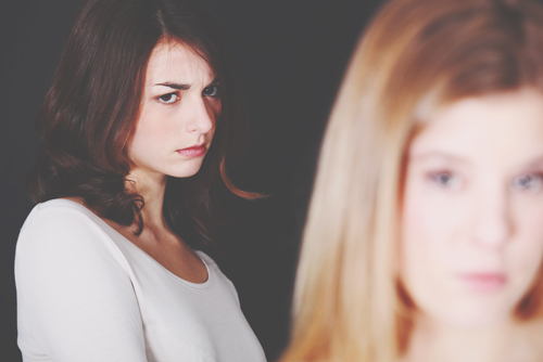 12星座【同性非モテ】ランキング　天秤座は男の前で態度が変わりすぎて不評!?