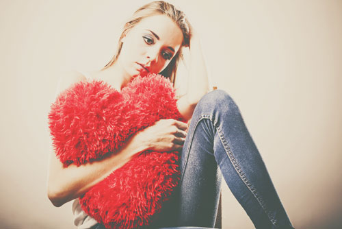 ガツガツしないよう気をつけて！　恋愛から遠のく「恋飢え女子」の特徴4つ