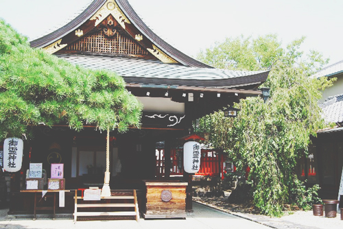 神社とお寺、お参りの作法の違いは？　初詣前に確認したい参拝マナー
