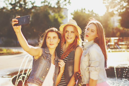 集合写真でわかる性格診断　後ろで笑顔の人は美意識が高い人気者！