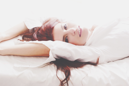 【3月のカラータロット】ラッキーカラーは「白」、白のブラウスで恋愛運アップ！