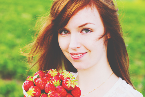 【心理テスト】いちごの摘み方でわかる、あなたの恋の横取り願望