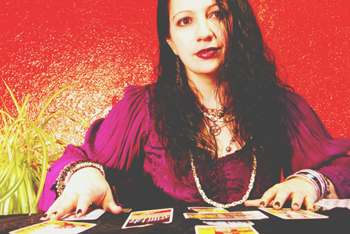 12星座【もしも占い師になったら……】牡羊座は説教系、獅子座はカリスマ占い師に！