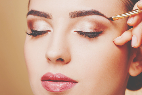 【オトナの恋メイク・眉編】濃い眉の人は、三日月カーブで穏やかな恋を手に入れて