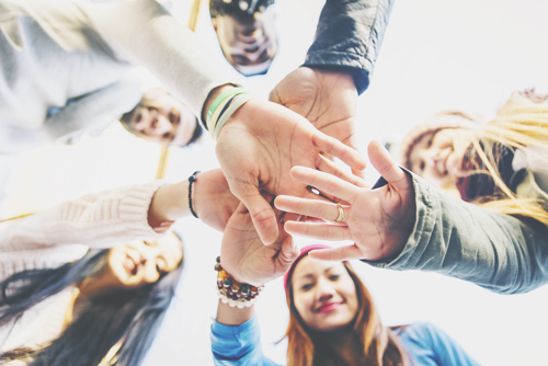 握手会で最後に手を握るのは誰？　あなたを支援してくれる人がわかる【心理テスト】