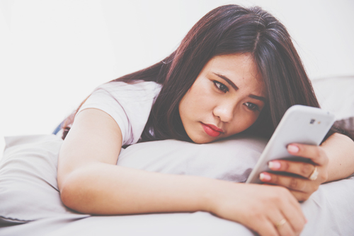 【心理テスト】残業している彼への差し入れでわかる、LINEで既読スルーされる理由