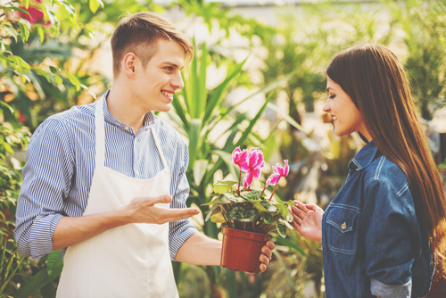 血液型【店員に恋したら】あるある　A型は店の常連になる、B型は連絡先をこっそり渡す！