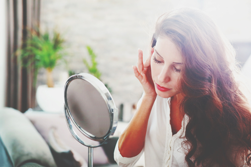 【オトナの恋メイク・ホクロ編】額にホクロがある人は、コンシーラーで隠して！