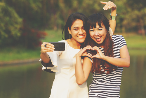 写真のときにやりがちなポーズでわかる【オバサン度】ハートポーズは若作り!?