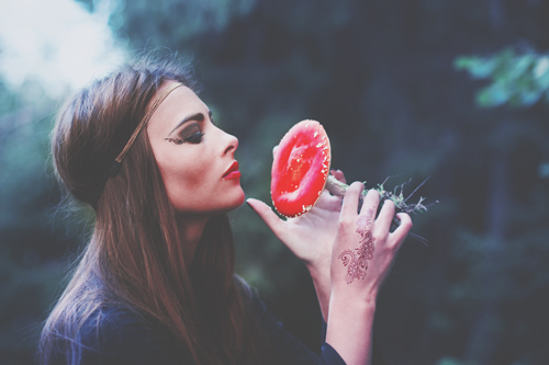 【心理テスト】毒キノコを食べてしまった!?　拒絶反応でわかるダメンズとの別れ方