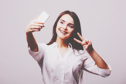 自撮りの顔の向きでわかる恋愛傾向　右顔を向けアゴを下げる人は奥手タイプ！