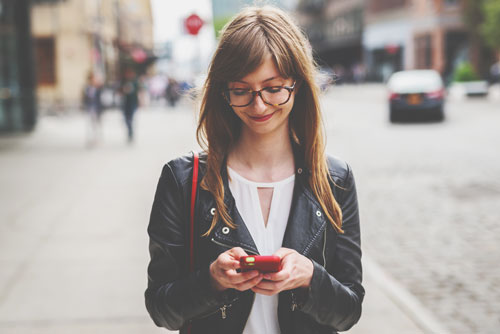 12星座【ながらスマホ】ランキング　双子座は恋人とのデート中もスマホは手放しません！