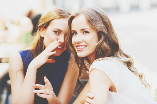 【心理テスト】女同士のウワサ話の内容は？　答えでわかるあなたが用心すべき相手