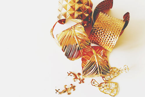 【2017年のカラータロット占い】ラッキーカラーは「金色」、恋愛運アップは羽根ピアス！