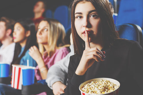 【心理テスト】映画館で携帯を鳴らしたのは誰？　答えでわかる恋人の許せない行動