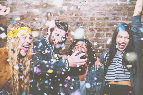 12星座【集団だと騒ぐ】ランキング　射手座は小学生レベルの悪ノリ＆バカ騒ぎ！