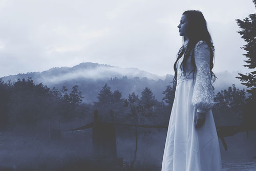 霊感タイプを探る【心理テスト】深夜、鏡の前を通るとき、あなたはどうする？